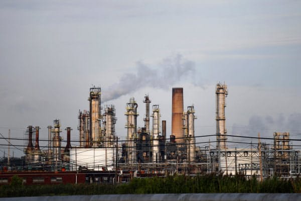 石油の精製工場(8月、米フィラデルフィア)=ロイター