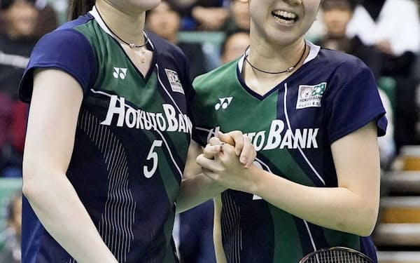東京五輪出場が確実となった女子ダブルスの永原和可那（右）、松本麻佑組=共同