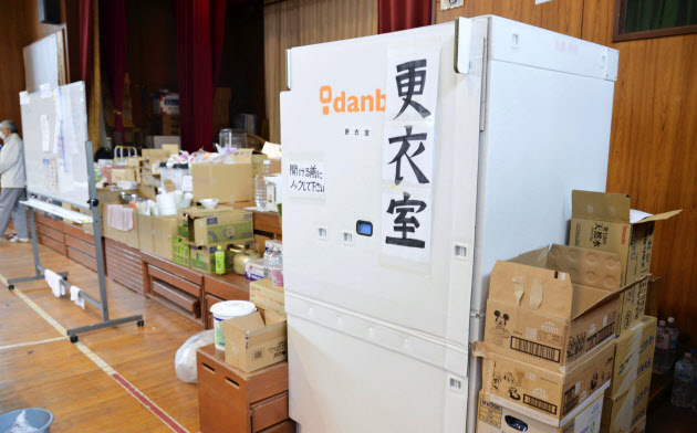 避難所に設置された段ボール製の更衣室(10月24日、宮城県丸森町)=共同 避難所に設置された段ボール製の更衣室(10月24日、宮城県丸森町)=共同