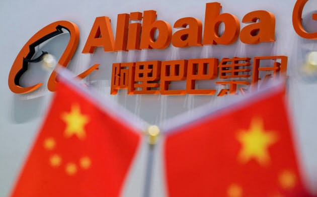 中国のアリババは時価総額で米アマゾンと肩を並べることを狙うが、中国政府との距離感がネックになりそうだ=ロイター 中国のアリババは時価総額で米アマゾンと肩を並べることを狙うが、中国政府との距離感がネックになりそうだ=ロイター
