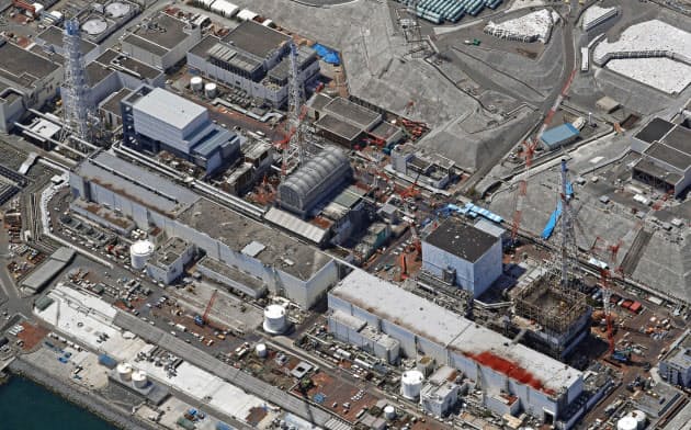 廃炉作業が進む東京電力福島第1原発。右から1、2、3、4号機(4月) 廃炉作業が進む東京電力福島第1原発。右から1、2、3、4号機(4月)