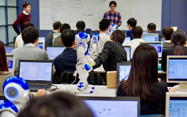 ヒト型ロボットを使ったプログラミング研修サービスなどを実施