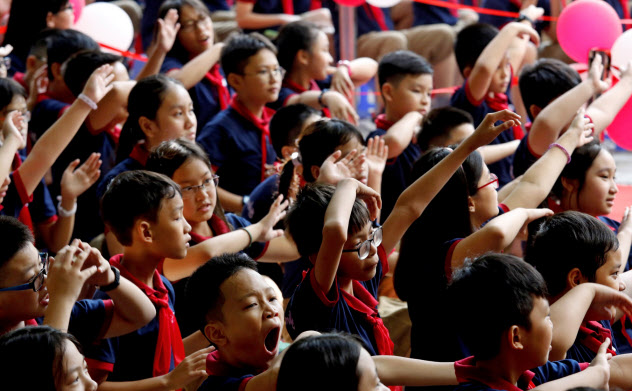 東南アジアの教育産業に投資家の関心が集まる(ベトナム・ハノイの中学校)=ロイター 東南アジアの教育産業に投資家の関心が集まる(ベトナム・ハノイの中学校)=ロイター