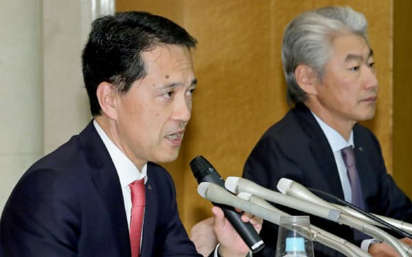 野村ホールディングスの次期グループCEOに決まり、記者会見する奥田健太郎氏(左)。右は会長に就く永井浩二グループCEO(2日、東京都中央区)