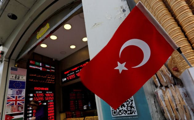 トルコは18年の通貨危機以降続く経済の低迷が、国民生活にも影を落とす=ロイター トルコは18年の通貨危機以降続く経済の低迷が、国民生活にも影を落とす=ロイター