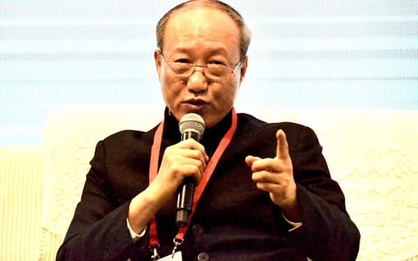 重慶市の国際会議で発言する海航集団の陳峰董事長（2日）