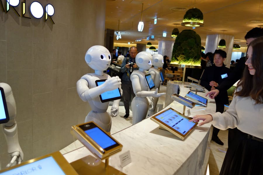 ペッパー が接客 ソフトバンク系が渋谷にカフェ 日本経済新聞