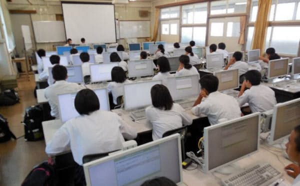 PISAを受験する高校生(2018年7月、岐阜県立大垣南高校)