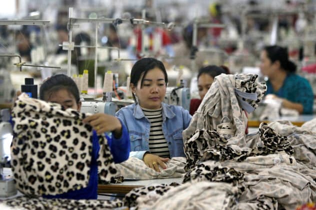 カンボジアは総輸出額の7割が縫製業で占められている(カンダル州)=ロイター カンボジアは総輸出額の7割が縫製業で占められている(カンダル州)=ロイター