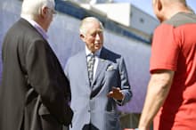 ラグビーW杯ウェールズ代表選手たちを激励に訪れた英国のチャールズ皇太子。ブルーにチョークストライプ柄のスーツは、英バッキンガム宮殿で行われた叙任50周年の時と同じ一着（10月23日、東京都港区）＝代表撮影
