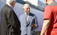 ラグビーW杯ウェールズ代表選手たちを激励に訪れた英国のチャールズ皇太子。ブルーにチョークストライプ柄のスーツは、英バッキンガム宮殿で行われた叙任50周年の時と同じ一着（10月23日、東京都港区）=代表撮影