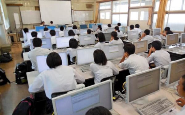 PISAを受験する高校生(2018年7月、岐阜県立大垣南高校)