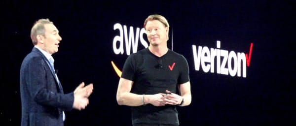 提携を発表する米アマゾン・ウェブ・サービスとベライゾン・コミュニケーションズのトップ(米ラスベガス)