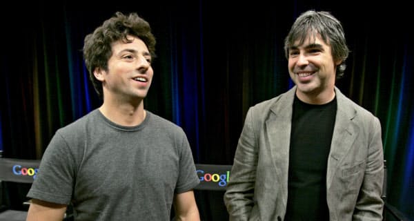 グーグルの共同創業者セルゲイ・ブリン氏(左)とラリー・ペイジ氏はグーグルの親会社アルファベットの最高経営責任者(CEO)を退任する=AP
