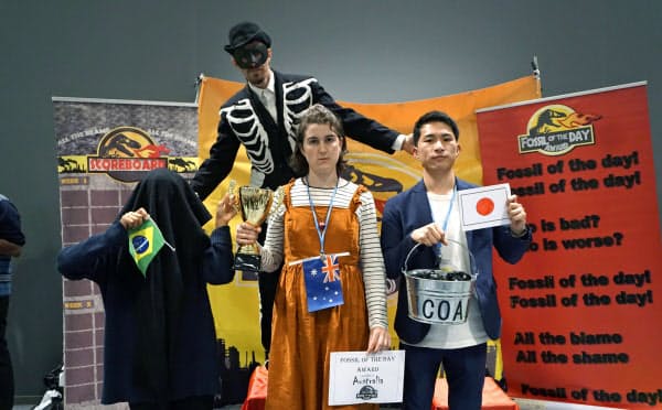 COP25の会場で開かれた「化石賞」の発表イベント(3日、マドリード)=共同