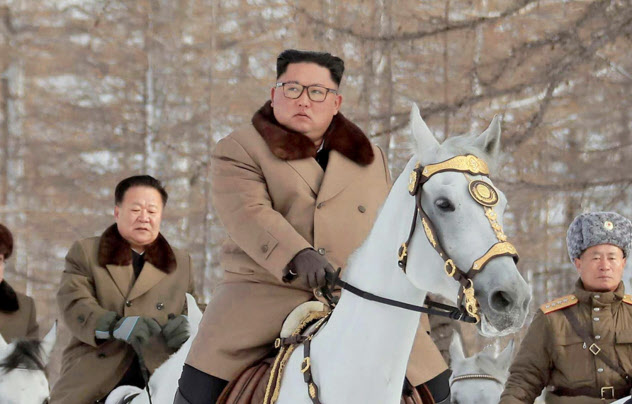 白馬に乗って白頭山を視察した北朝鮮の金正恩朝鮮労働党委員長(朝鮮中央通信=共同) 白馬に乗って白頭山を視察した北朝鮮の金正恩朝鮮労働党委員長(朝鮮中央通信=共同)