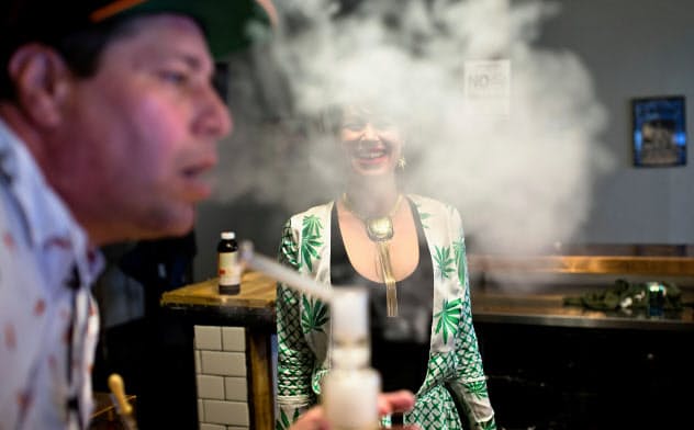 米国の合法化された州では大麻を吸える店もある(カリフォルニア州)=ロイター 米国の合法化された州では大麻を吸える店もある(カリフォルニア州)=ロイター