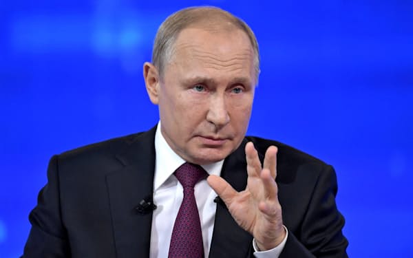 20日の直接対話で、国民の質問に答えるプーチン大統領=ロイター