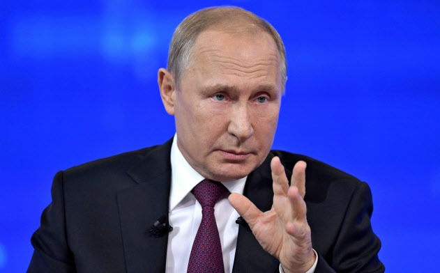 20日の直接対話で、国民の質問に答えるプーチン大統領=ロイター 20日の直接対話で、国民の質問に答えるプーチン大統領=ロイター