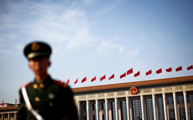 北京の天安門広場に立つ警官=ロイター 北京の天安門広場に立つ警官=ロイター