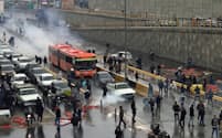 ガソリン価格引き上げに反発して抗議するデモ隊（11月16日、テヘラン）=ロイター