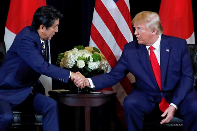 安倍晋三首相(左)とトランプ米大統領が合意した日米貿易協定が2020年1月1日に発効する=ロイター 安倍晋三首相(左)とトランプ米大統領が合意した日米貿易協定が2020年1月1日に発効する=ロイター