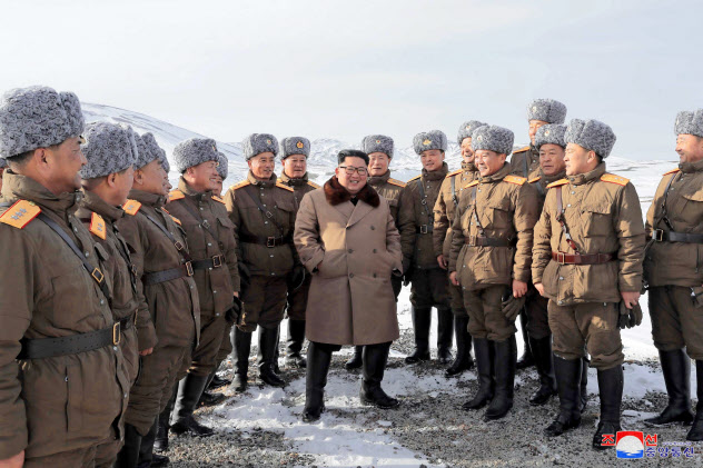 北朝鮮北部両江道の白頭山に登った金正恩朝鮮労働党委員長(中央)=朝鮮中央通信・共同 北朝鮮北部両江道の白頭山に登った金正恩朝鮮労働党委員長(中央)=朝鮮中央通信・共同