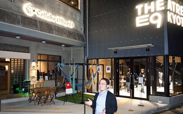 シアターE9京都と芸術監督のあごうさとしと劇場併設のコワーキングスペース(左、京都市）