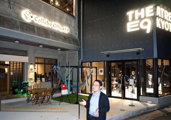シアターE9京都と芸術監督のあごうさとしと劇場併設のコワーキングスペース(左、京都市)