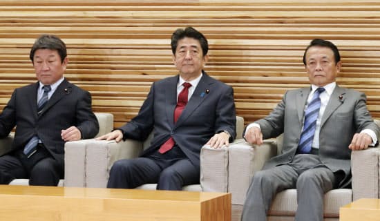 臨時閣議に臨む安倍首相(5日、首相官邸)