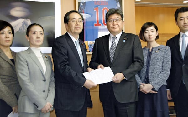 公明党の斉藤幹事長（中央左）から提言書を受け取る萩生田文科相（5日、文科省）=共同