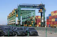 最大市場の中国で新車販売台数の落ち込みが続く(天津港)=ロイター 最大市場の中国で新車販売台数の落ち込みが続く(天津港)=ロイター