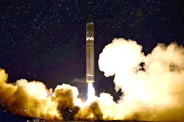 北朝鮮の労働新聞が掲載した新型ICBM「火星15」の発射実験の写真(コリアメディア提供)=共同 北朝鮮の労働新聞が掲載した新型ICBM「火星15」の発射実験の写真(コリアメディア提供)=共同