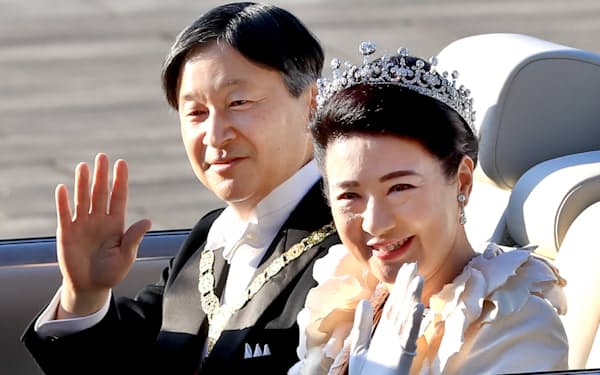 即位祝賀パレードに向け出発する天皇、皇后両陛下(11月、皇居)