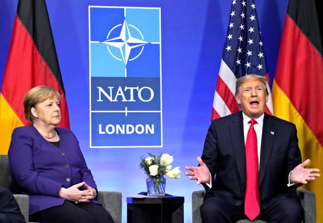 NATO首脳会議では米国と欧州の溝が目立った(4日、メルケル独首相(左)と会談するトランプ米大統領)=ロイター NATO首脳会議では米国と欧州の溝が目立った(4日、メルケル独首相(左)と会談するトランプ米大統領)=ロイター