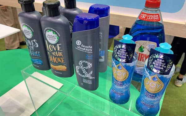 P&Gジャパンは日本国内の海岸で回収したプラスチックごみをボトルの原料として再利用した「JOY Ocean Plastic」（右手前）を発売した