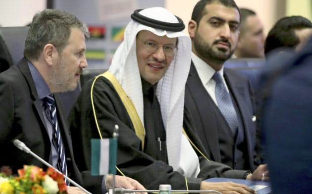 石油輸出国機構(OPEC)は5日、協調減産の拡大を協議した=AP 石油輸出国機構(OPEC)は5日、協調減産の拡大を協議した=AP