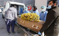 アフガニスタンの首都カブールで、司法解剖を終えて病院に運ばれる中村哲さんのひつぎ（6日）=共同
