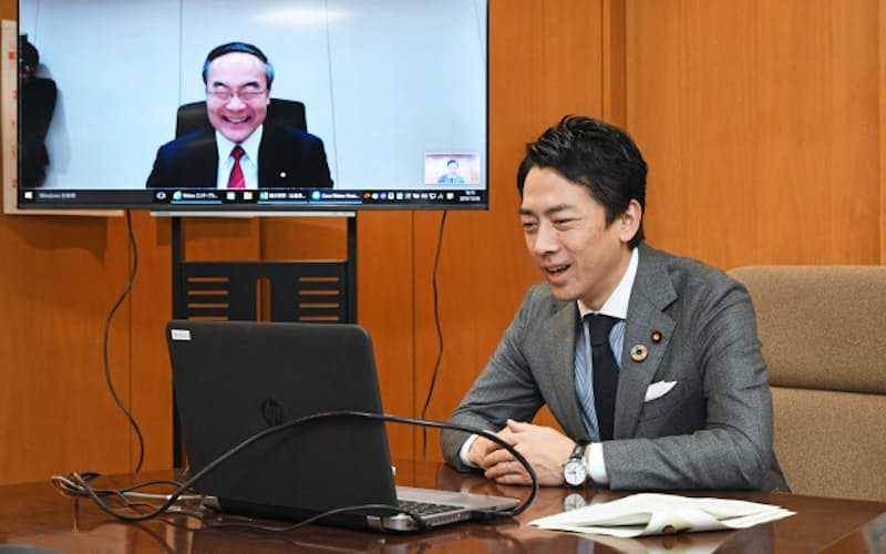 画面に映る徳島県の飯泉知事と会談する小泉環境相(6日、東京都千代田区) 画面に映る徳島県の飯泉知事と会談する小泉環境相(6日、東京都千代田区)