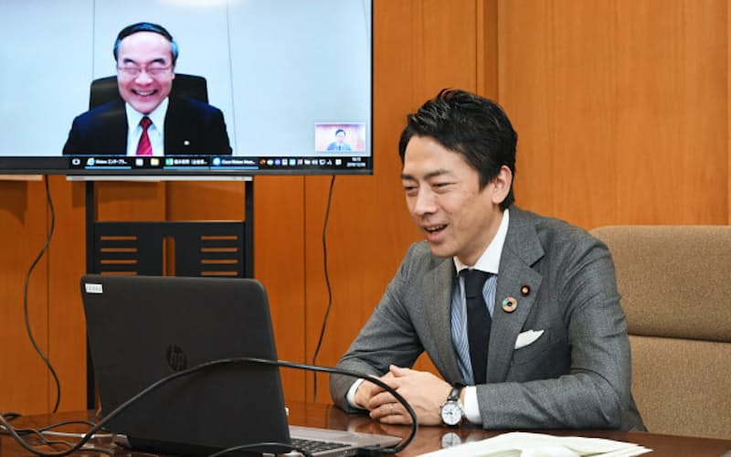 画面に映る徳島県の飯泉知事と会談する小泉環境相(6日、東京都千代田区) 画面に映る徳島県の飯泉知事と会談する小泉環境相(6日、東京都千代田区)