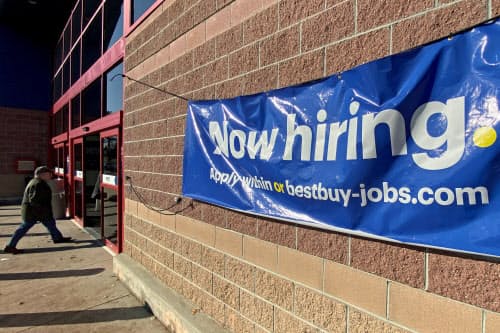 年末商戦を迎え、米家電量販店には人材を募集する垂れ幕が掲げられた=ロイター