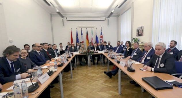 核合意を巡りイランと英独仏ロ中の代表が協議した(6日、ウィーン)=AP 核合意を巡りイランと英独仏ロ中の代表が協議した(6日、ウィーン)=AP