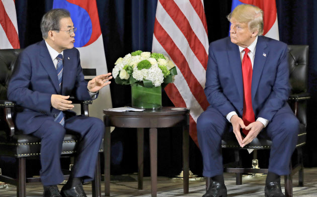 会談するトランプ米大統領(右)と韓国の文在寅大統領(9月、ニューヨーク)=AP 会談するトランプ米大統領(右)と韓国の文在寅大統領(9月、ニューヨーク)=AP
