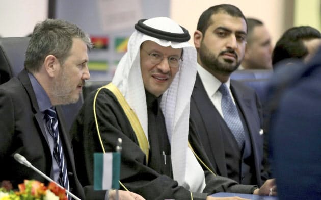 サウジアラビアなどの産油国は減産で原油価格下支えをめざす=AP サウジアラビアなどの産油国は減産で原油価格下支えをめざす=AP