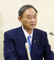 記者団の取材に応じる菅官房長官(7日午後、熊本県益城町)=共同