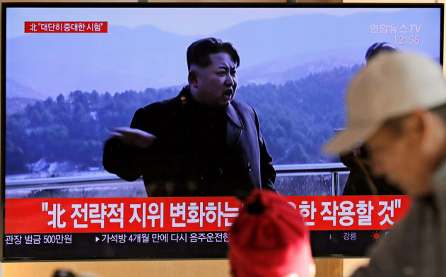 「重大な実験」を表明した北朝鮮のニュースを見る人々(8日、ソウル駅)=AP 「重大な実験」を表明した北朝鮮のニュースを見る人々(8日、ソウル駅)=AP