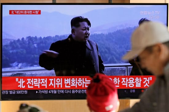 「重大な実験」を表明した北朝鮮のニュースを見る人々(8日、ソウル駅)=AP