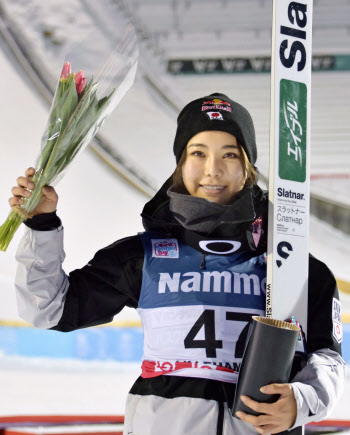 高梨3位 伊藤12位 W杯ジャンプ女子 日本経済新聞