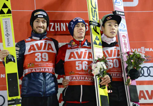W杯ジャンプ男子個人第4戦で3位の小林陵侑(右)。中央は優勝したシュテファン・クラフト(8日、ニジニタギル)=共同