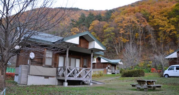 大館市の「お試しサテライトオフィス」用のコテージは山あいながらWi-Fiを完備。近くに温泉もある